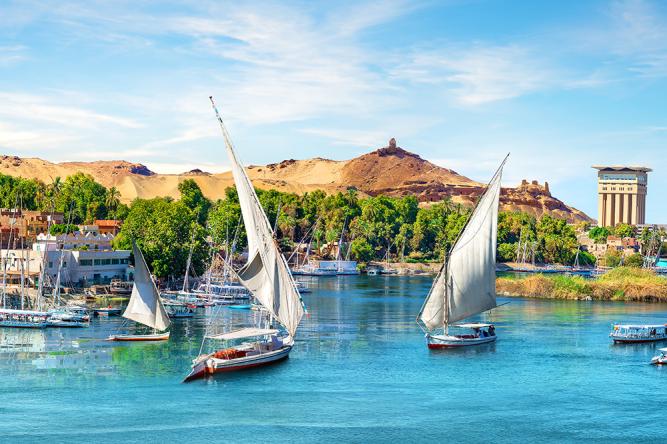 Picture of Egyptian temples along the Nile River